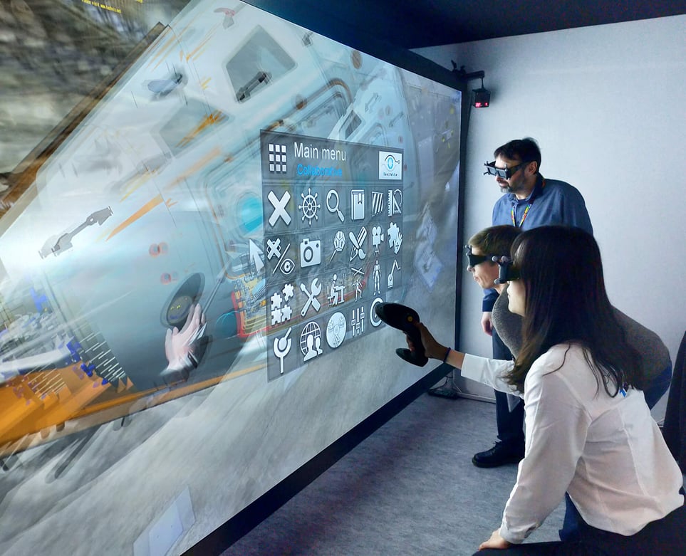 3 persons using a multiview-digital-projection