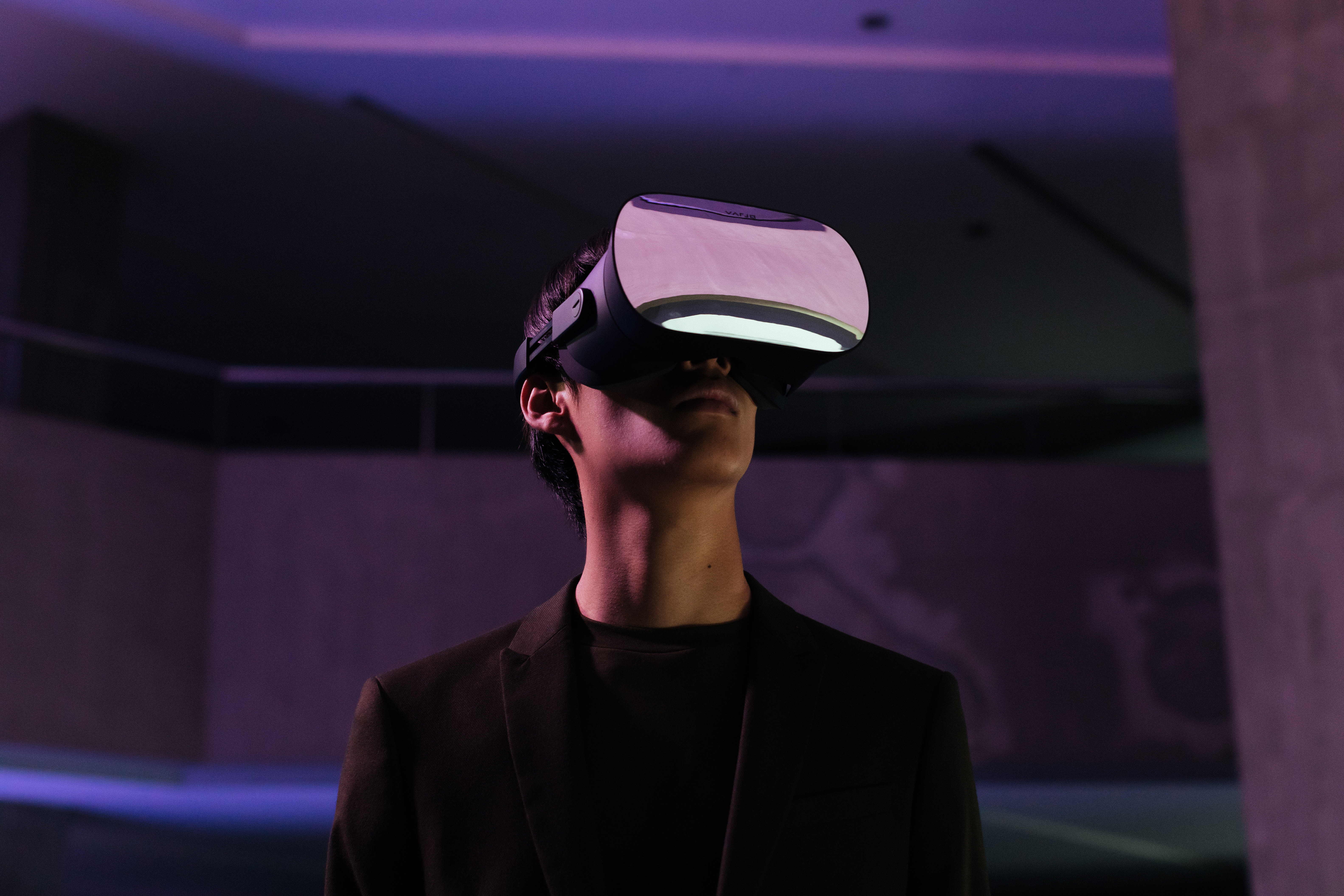 VR-headset-future-violet-tones